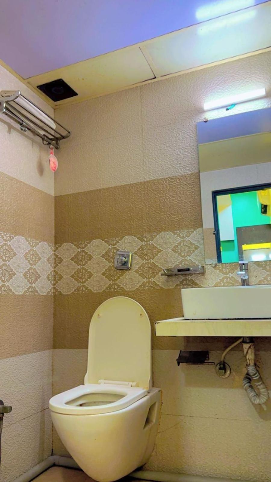 Hotel Avenue Near T-2 International Airport มุมไบ ภายนอก รูปภาพ