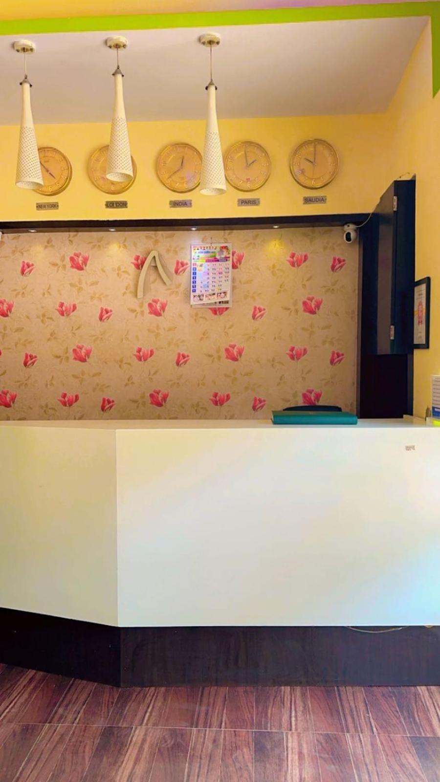 Hotel Avenue Near T-2 International Airport มุมไบ ภายนอก รูปภาพ